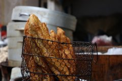 油條鋁超標(biāo)嚴(yán)重？如何筑牢食品安全網(wǎng)？